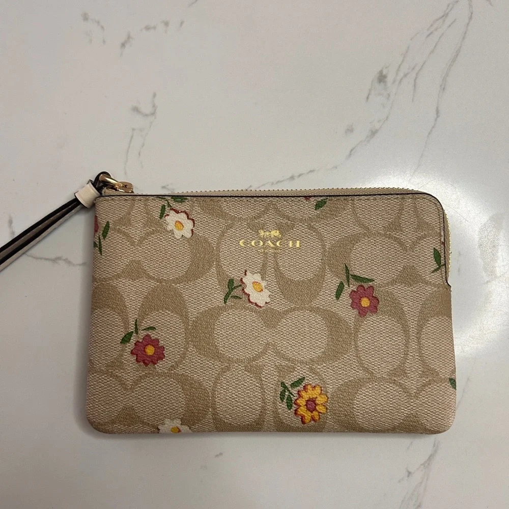 Coach Corner Zip Wristlet Canvas Nostalgic Ditsy Print, limited edition- EUC - Picture 8 of 13